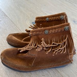 Ankle Minnetonka moccasins women’s size 5